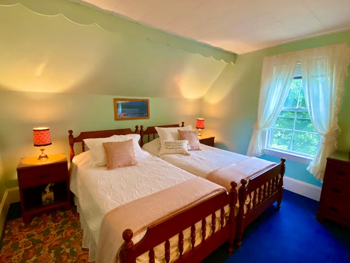 Dobro došli u sobu na jugu, udobnu spavaću sobu u stilu seoske kuće koja će vas vratiti u prošlost do ranih 1900-ih. Ormar je opremljen stalkom za prtljagu i vješalicama za vašu udobnost.