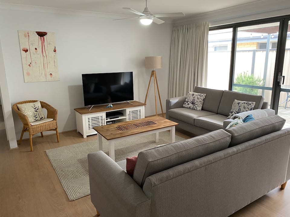 Meadow Springs - Modern & Stylish in Mandurah — photo 1