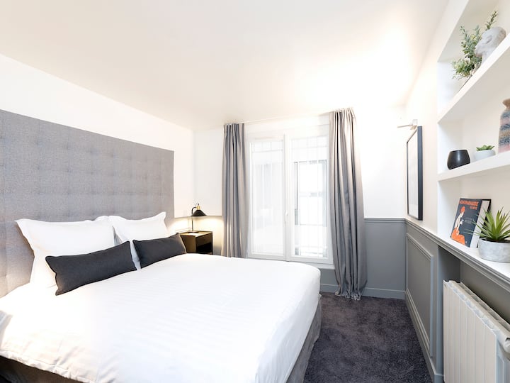 EN: Fourth bedroom with double bed, linen and view over the courtyard / 
EN: Fourth bedroom with double bed, bedding and views of a quiet courtyard