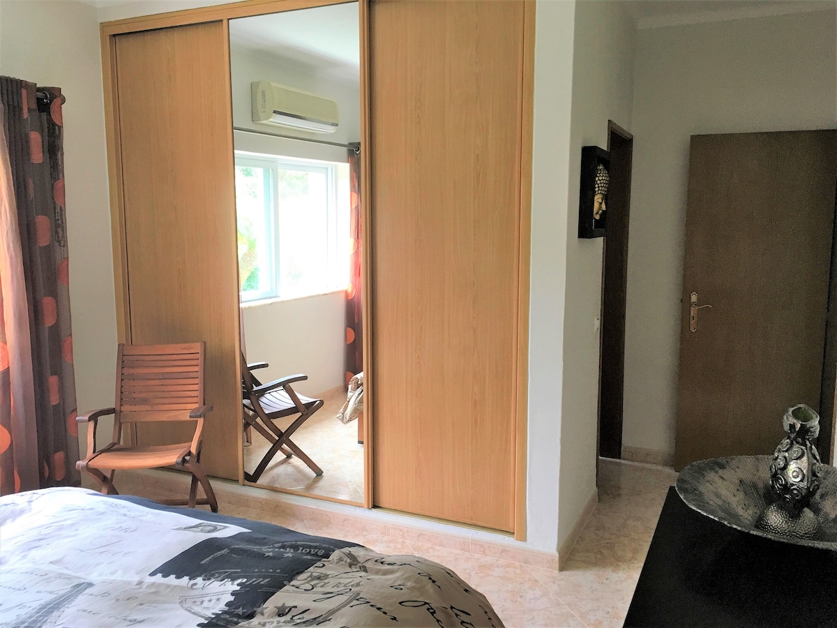 חדר ארונות בכל חדרי השינה