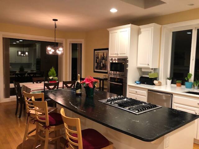 Charming home in safe beautiful area – fenced yard gallery image 2