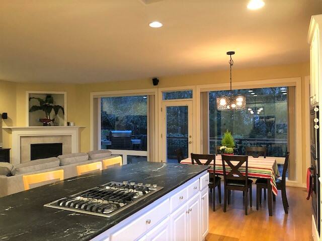 Charming home in safe beautiful area – fenced yard gallery image 4