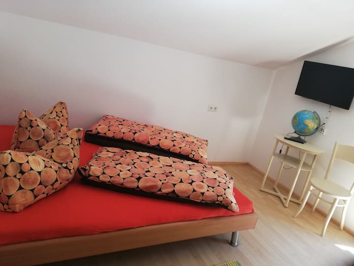 ห้องนอนเตียงคู่อีกห้องพร้อมทีวี