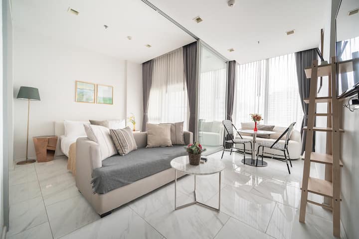 Luksuzni stan, mramorni kat, 8. kat , visoki kat , prostor za žvakanje površine 34 m2, blagovaonica, dnevni boravak i mogućnost da se podijeli u jednu spavaću sobu kliznom staklenom pregradom.
Prozor pune visine, od poda do stropa.