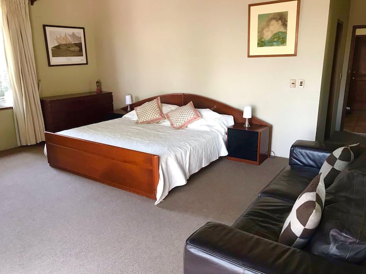 Spavaća soba s bračnim krevetom (širine 180 – 200 cm), balkonom i pogledom na vrt