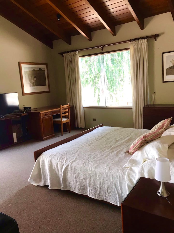 Spavaća soba s bračnim krevetom (širine 180 – 200 cm), pogled na vrt