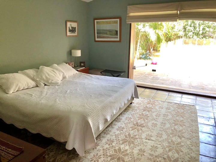 Prostrana spavaća soba s bračnim krevetom (180 – 220 cm), pogledom na vrt i pogledom na bazen