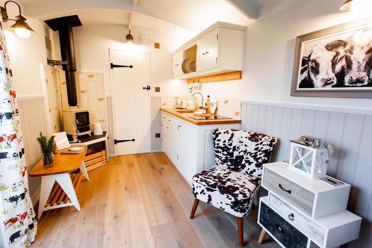Popular Airbnb listing: The Dairy Hut & Hot tub Barton Turf, Norfolk in North Norfolk