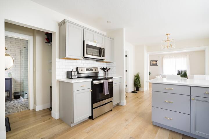 Modern & Spacious 4BR in Central SE PDX! gallery image 4