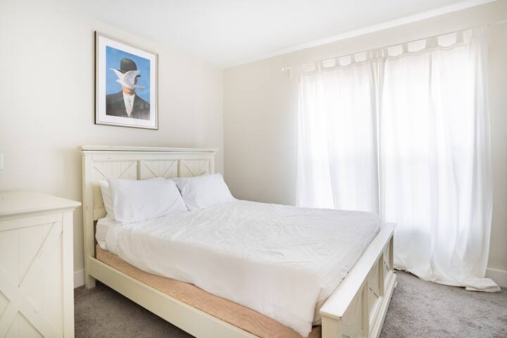 Modern & Spacious 4BR in Central SE PDX! gallery image 5