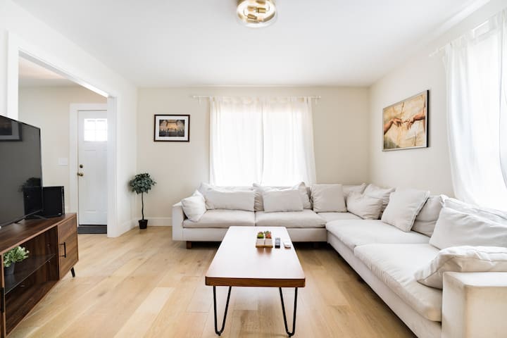 Modern & Spacious 4BR in Central SE PDX! gallery image 2