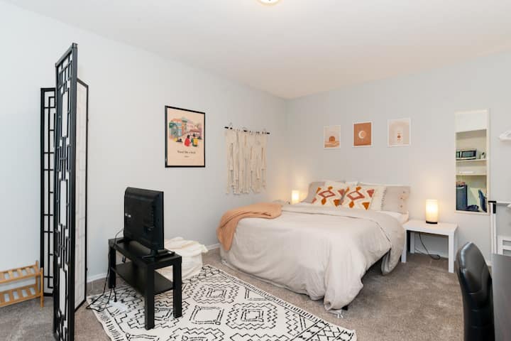 Private 1 bedroom, 1 bathroom suite complete with a convenient kitchenette (includes a mini-fridge, microwave, electric kettle & dishes/silverware!), desk, Backyard, & much more!