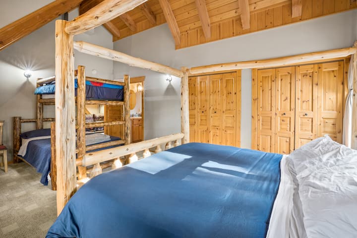 Suite en la planta superior: cama Cal-King, litera completa y baño privado con bañera