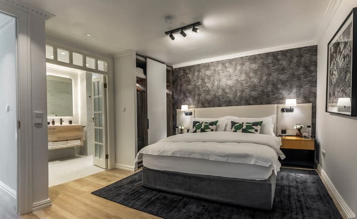 Მთავარი საძინებელი დიდი ზომის საწოლით და ლუქს-კლასის სასტუმროს სტილის მატრასით, სააბაზანოთი