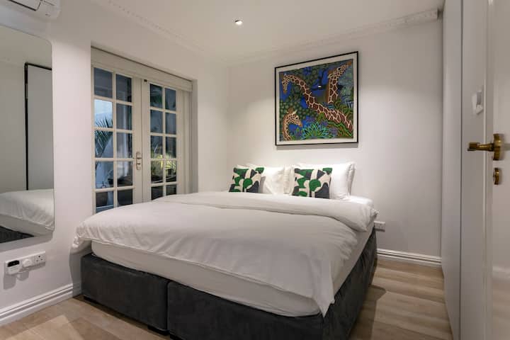 მე-2 საძინებელი დიდი ზომის საწოლით ან 2 ერთადგილიანი საწოლით, სააბაზანოთი