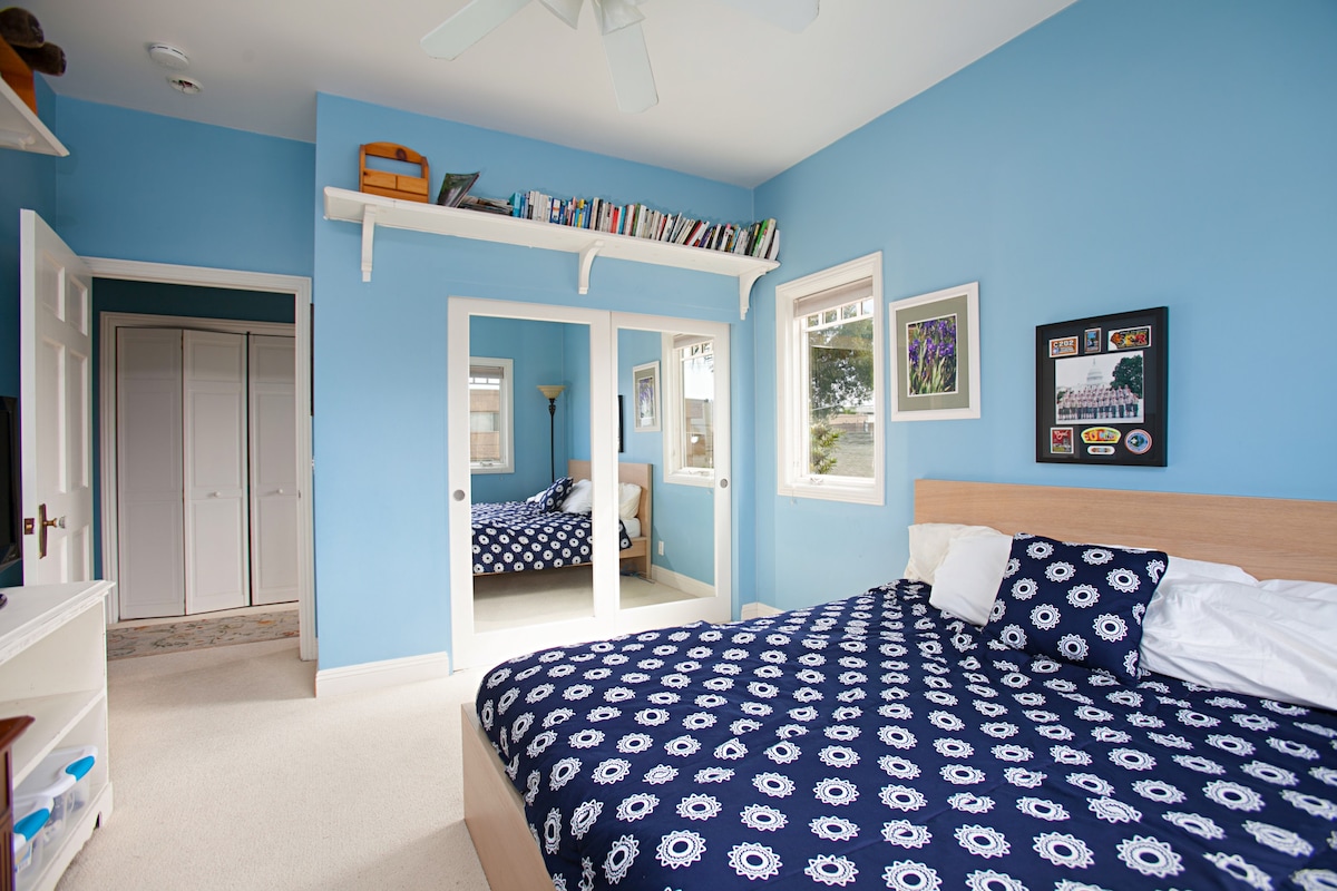 غرفة نوم في الطابق الثاني. تتسع لنوم شخصين. أصغر قليلاً من سرير كبير. 