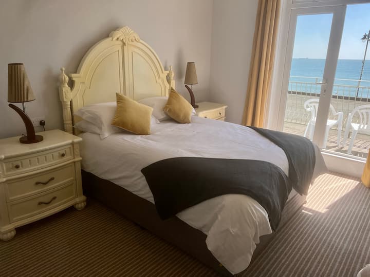 Habitación tamaño king, con balcón con vistas al mar