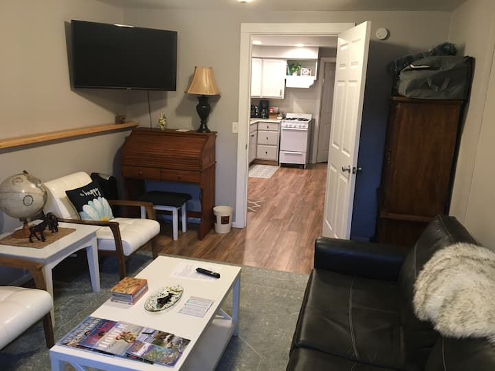 Постелнината на каучот, дополнителните ќебиња и ќебињата и резервната постелнина BR се чуваат во шкафот на LR.