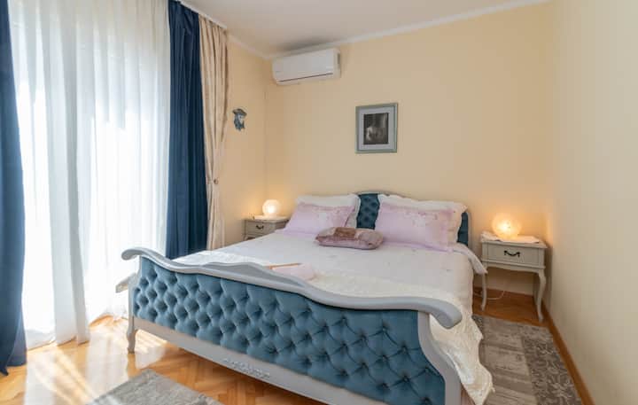 ห้องนอนใหญ่มีระเบียง