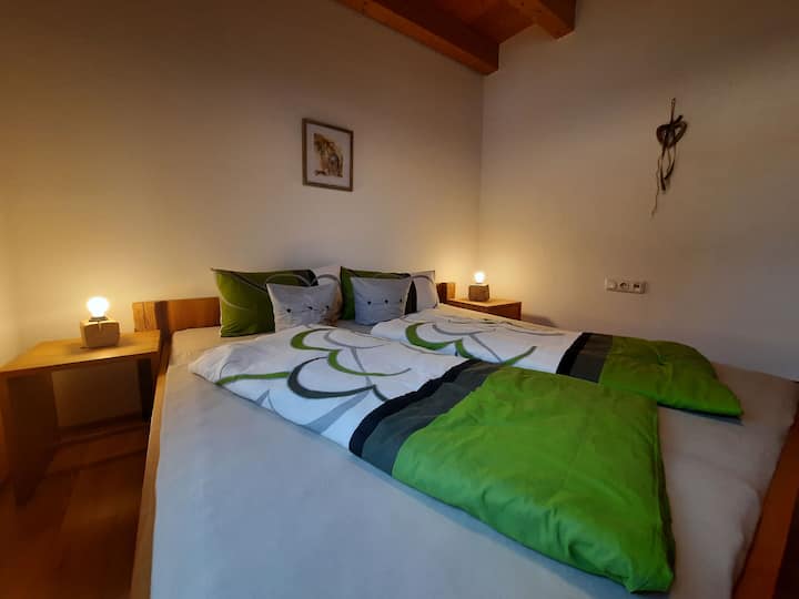 Mchuzi wa uyoga kwenye ghorofa ya chini