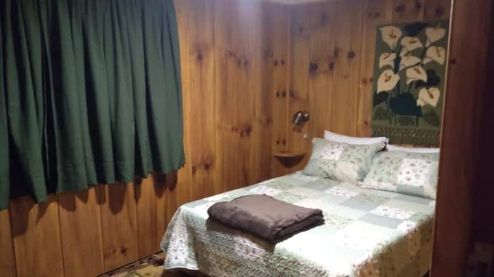 Dhomë gjumi në katin e parë me një krevat dopio. Kemi dollap me varëse, batanije dhe jastëkë shtesë.