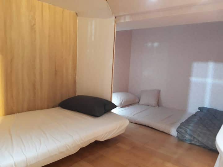 2 Dormitorio de un solo piso
El piso de arriba es el dormitorio, puedes poner dos colchones en el piso, el punto más bajo aquí es de aproximadamente 1m 6 y el punto más alto es de unos 2 metros.