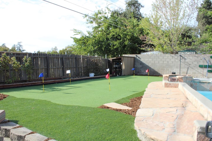 Relaxing getaway w pool, putting green, pool table
