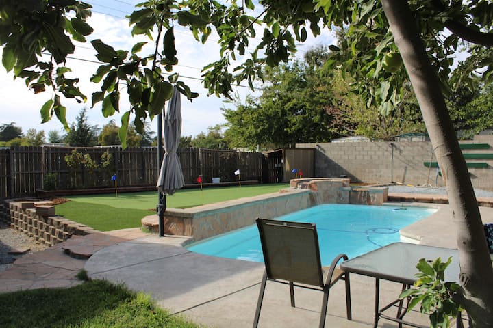 Relaxing getaway w pool, putting green, pool table