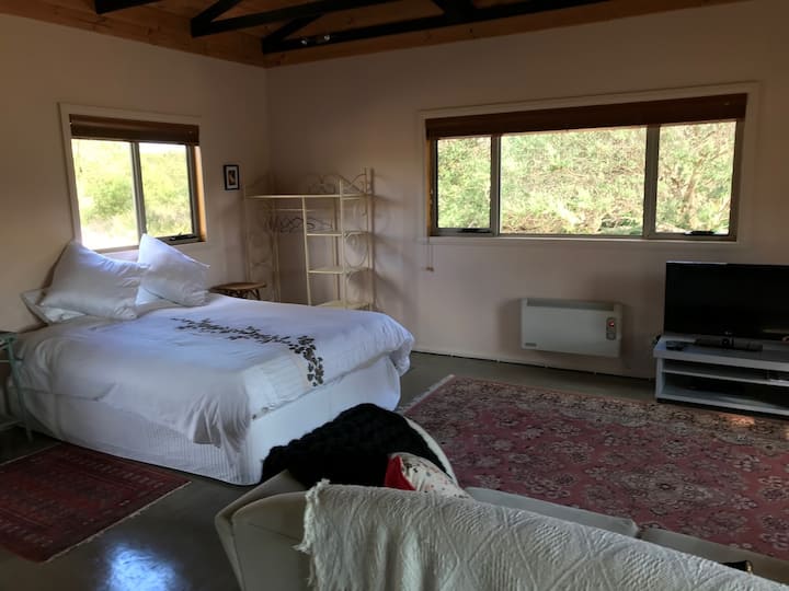 Na požiadanie sú k dispozícii dve ďalšie skladacie postele/detská postieľka