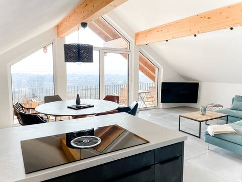 AUNT IDA'S Suite with lake and mountain views
