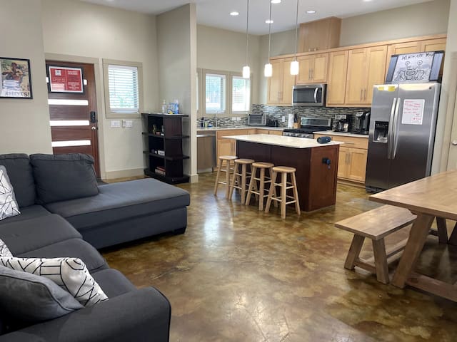 Downtown Austin – 4 minutes to Rainey Street!