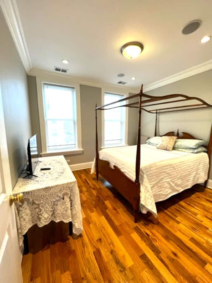 מיטת קווין בקומה השלישית.