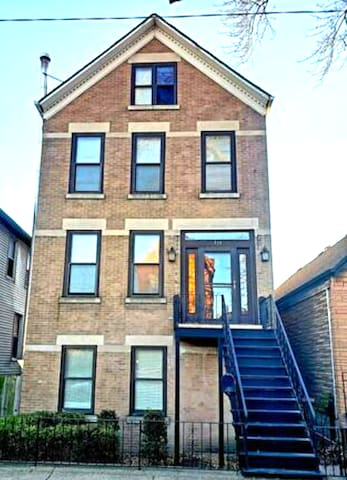 Chicago’s Bridgeport Huge 4 Story w/Garage Parking