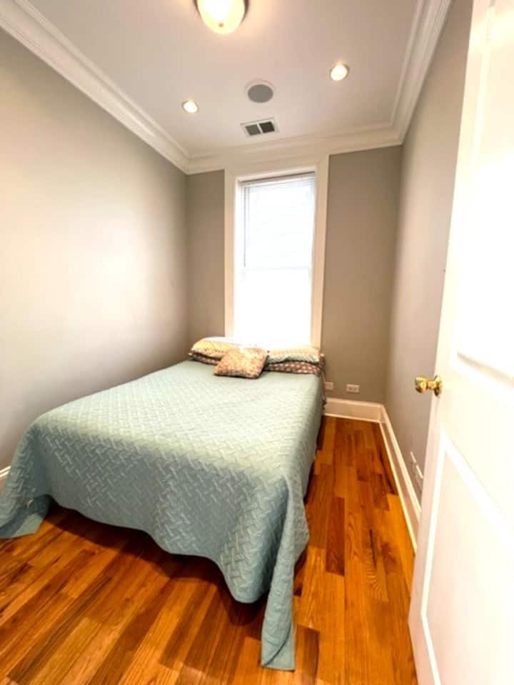 חדר נוסף עם מיטה מלאה לנוחיותכם. 