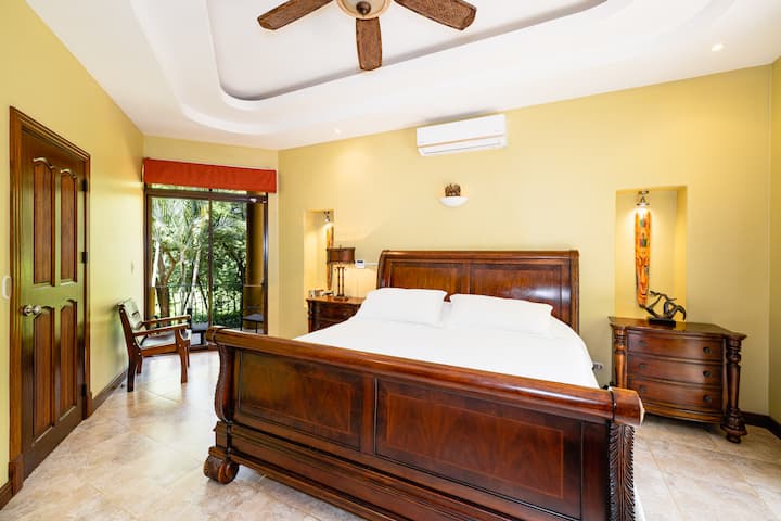 Chumba Kikuu kina roshani 2 na bafu kamili na kabati kubwa la kuweka nguo. Eneo la kazi lililo karibu nje ya chumba kwenye sehemu ya juu ya ngazi. Imekamilika kwa Feni ya Dari, AC, Kitanda Kizuri cha Ukubwa wa King na faragha. 