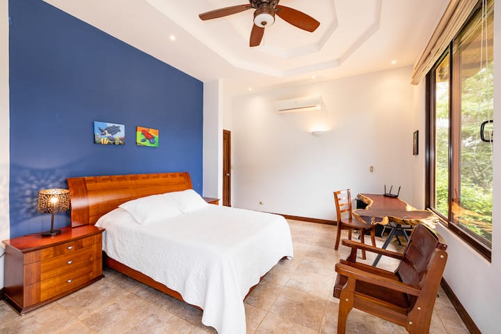 Chumba hiki kikubwa kinazunguka kwenye roshani na bustani ya kutazama bwawa. Kamilisha eneo la dawati na friji ya baa. 