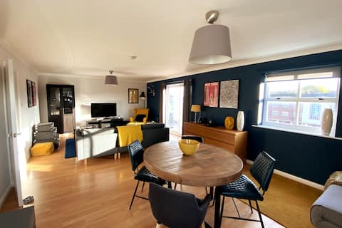 Stylish Marina Apt | Balcony/Views | Fab Location