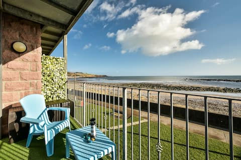 Beachfront Haven, stunning sea views, balcony