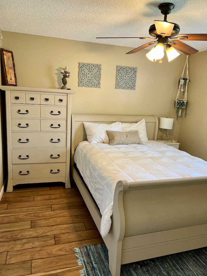 ห้องนอนหมายเลข 2 มีเตียงควีนไซส์ตู้เสื้อผ้าและลิ้นชักเก็บของ  ห้องนอนทุกห้องมีสมาร์ททีวีพร้อมแอพสตรีมมิ่งสำหรับผู้เข้าพักเข้าสู่ระบบเท่านั้น  ดูช่องท้องถิ่นได้ในแอพ Spectrum