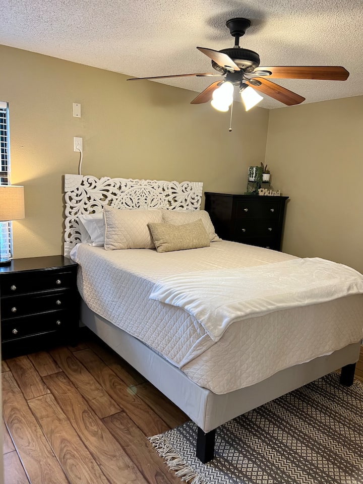 ห้องนอนหลักพร้อมเตียงควีนไซส์และสมาร์ททีวีขนาด 55 "พร้อมผู้เข้าพักเข้าสู่ระบบสำหรับแอพสตรีมมิ่งทั้งหมด! (ดูช่องท้องถิ่นได้ในแอพ Spectrum)