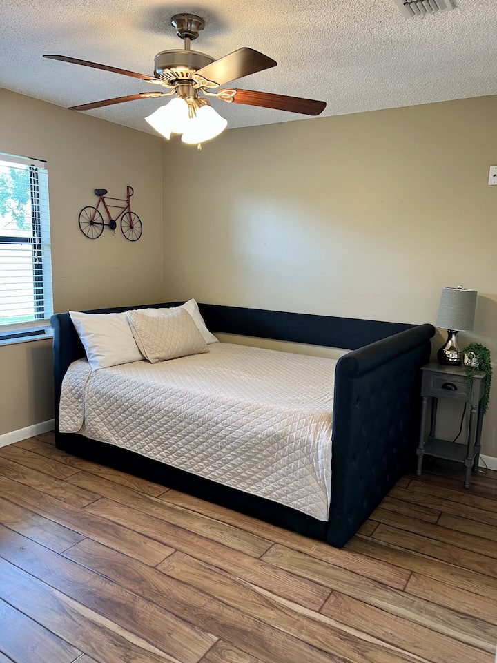 ห้องนอนที่ 3 มีชั้นเปิดโล่งสำหรับที่ดึงออกมา  บ้านหลังนี้นอนได้แค่ 7 คนเท่านั้นแต่คนตัวเล็กๆ 2 คนสามารถดึงออกมาได้อย่างแน่นอน  ถ้ามีคำถามก็ส่งข้อความมาได้เลย  เรายังมีแพ็คแอนด์เพลย์สำหรับทารกทุกคนเช่นกัน!