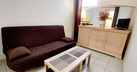 Popular Airbnb listing: F3 55m², clim, wifi, garage, terrasse, 250m plage in Valras Plage