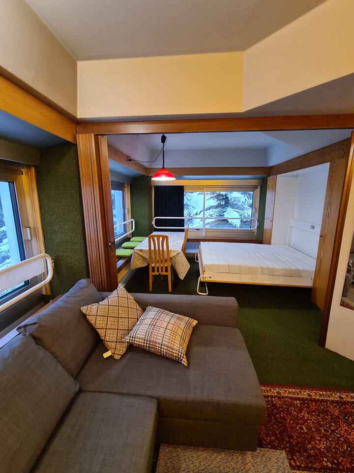 Jedáleň (so zníženou manželskou posteľou) z obývacej izby