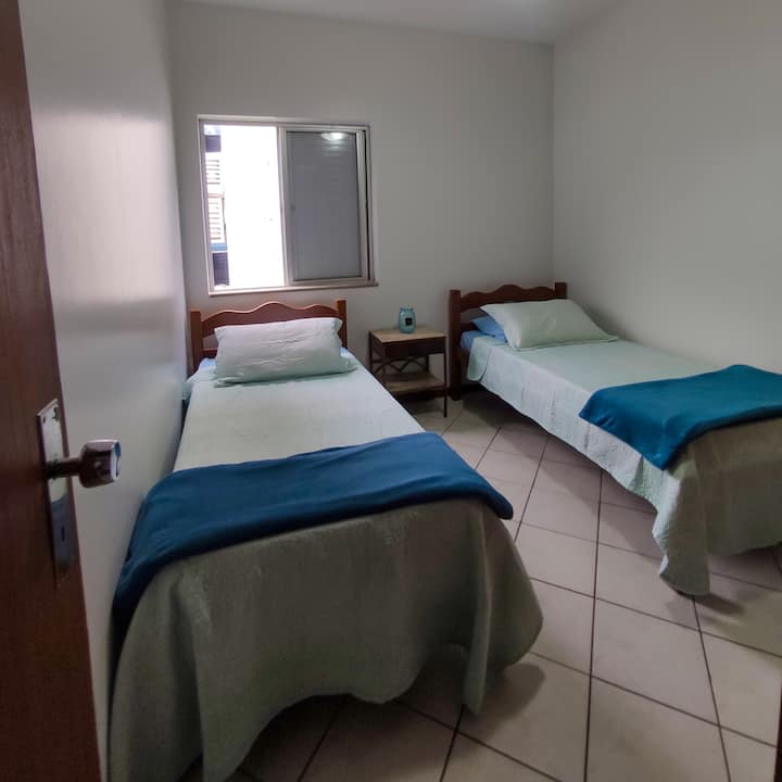 Chumba kilicho na vitanda 2 vya mtu mmoja, feni na hakuna kiyoyozi 