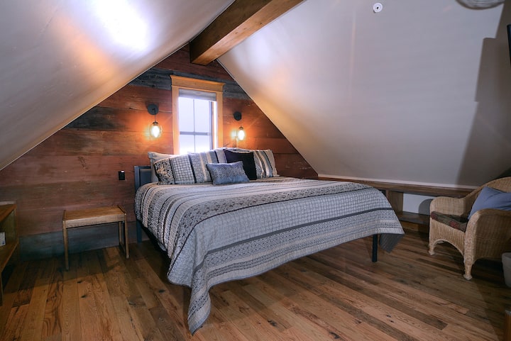 Cama tamaño king súper cómoda en el dormitorio principal. La madera de granero antigua en las paredes le dan una sensación única.