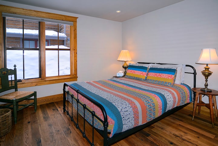 Dormitorio en el primer piso con una cama tamaño queen.