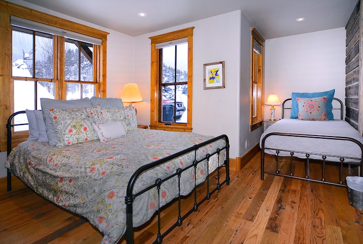Dormitorio en el primer piso con una cama tamaño queen y una cama individual. Todos los colchones tienen espuma viscoelástica de 10pulgadas nuevos. ¡Los huéspedes disfrutan de la comodidad de las camas!