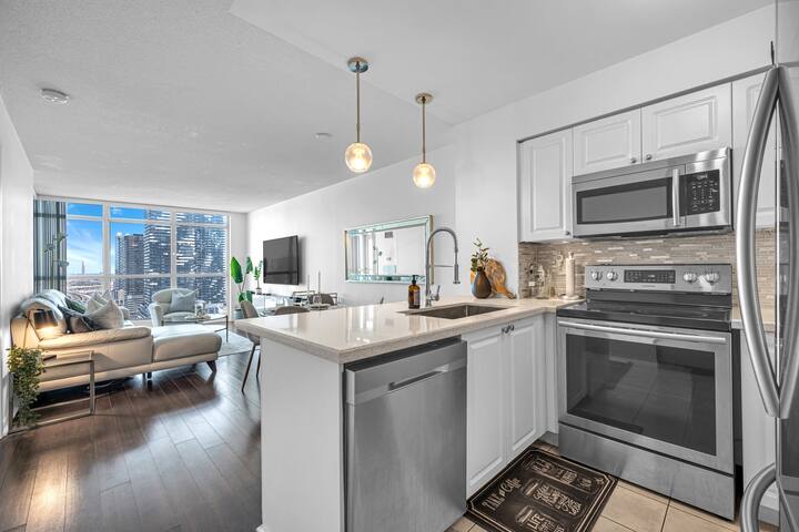 Junior 2BR Downtown Toronto condo & Parking gallery image 5