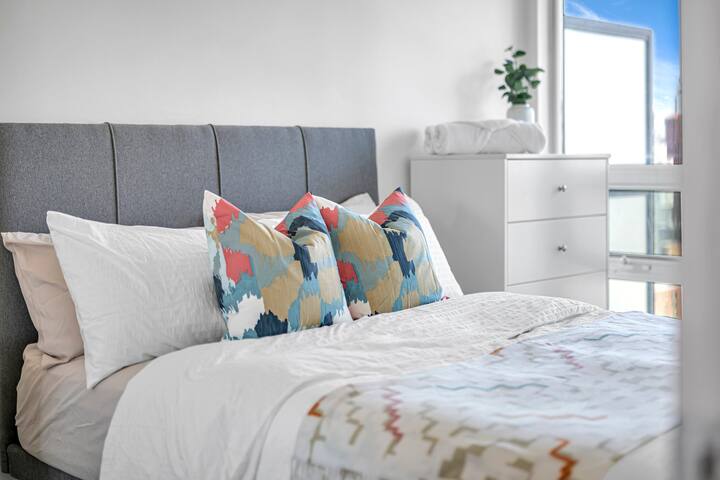 Junior 2BR Downtown Toronto condo & Parking gallery image 4