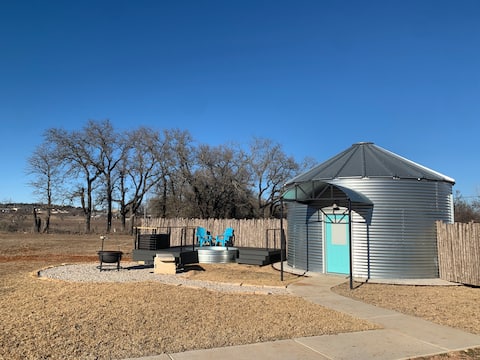 The Silo: Modern design, private, *heated pool*